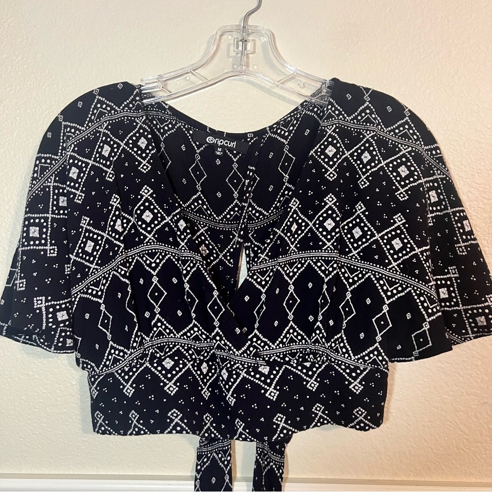 Rip Curl Open Back Short Sleeve Ladies Crop Top Black and White Size Medium